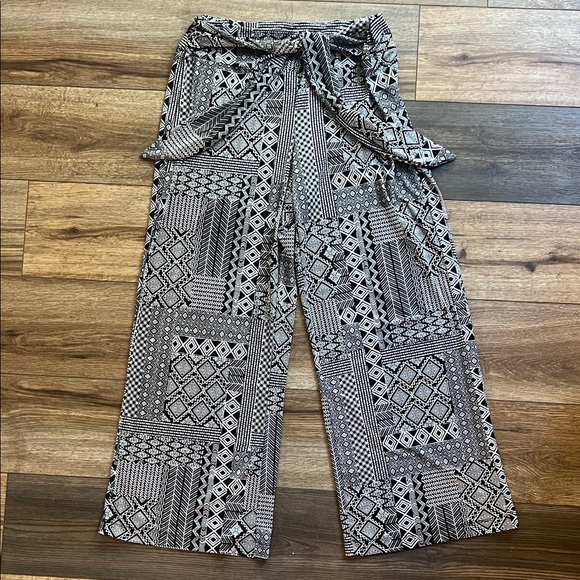 Like New Patterned Black and White Women's Pants - SO comfortable! - Picture 1 of 4
